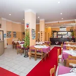 瓦伦缇纳别墅酒店 公寓式酒店 3*
